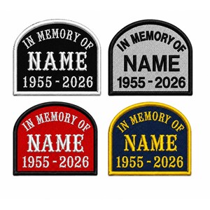 以下が含まれることがあります： IN MEMORY OF NAMEと1955-2026という年号が刺繍された4つのアーチ型ワッペン。左上は黒地に白文字、右上は銀地に黒文字、左下は赤地に白文字、右下は紺地に黄色文字で構成されています。