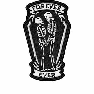Puede incluir: Parche en blanco y negro con dos esqueletos tomados de la mano dentro de un marco en forma de ataúd. Las palabras "FOREVER" y "EVER" están bordadas en el parche.