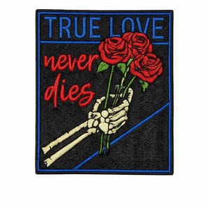 Peut inclure: Écusson brodé avec un fond noir, une bordure bleue et les mots "TRUE LOVE never dies". Une main de squelette tient des roses rouges. L'écusson est carré et convient aux vêtements ou accessoires.