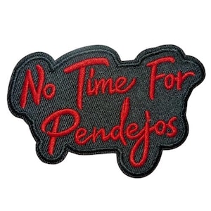 Pode incluir: Uma caneca de cerâmica branca com uma alça preta e o texto "But First, Coffee" em estilo manuscrito. A caneca está sobre uma superfície branca. A caneca tem aproximadamente 10 cm de altura.