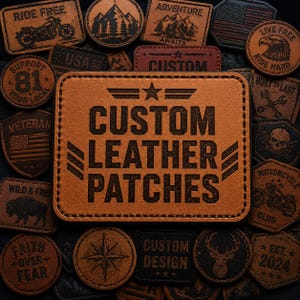 Puede incluir: Un parche rectangular de cuero color canela con bordes cosidos en negro y el texto CUSTOM LEATHER PATCHES grabado en el centro, rodeado por varios otros parches de cuero circulares, en forma de escudo y rectangulares con diversos diseños.