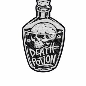 Puede incluir: Parche bordado en blanco y negro con el diseño de una botella de poción. La botella contiene una calavera y la inscripción "DEATH POTION". El parche tiene un borde blanco. Ideal para chaquetas o bolsos.