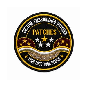 Könnte beinhalten: Gestickter Aufnäher mit schwarzem Hintergrund und goldenem Rand. Der Aufnäher zeigt die Wörter "CUSTOM EMBROIDERED PATCHES" und "PATCHES" in weißer und goldener Schrift. Das Design umfasst goldene und weiße Sterne und den Text "YOUR LOGO YOUR DESIGN".