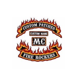 Puede incluir: Parches bordados con diseño de llama. El parche superior dice "CUSTOM PATCHES", el parche central dice "CUSTOM NAME" y el parche inferior dice "FIRE ROCKERS". El parche central tiene las letras blancas "MC".