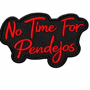 Pode incluir: Uma caneca de cerâmica branca com uma alça preta e o texto "But First, Coffee" em negrito preto. A caneca está sobre uma superfície de madeira. A caneca tem 10 cm de altura.