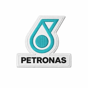 Puede incluir: Parche bordado con el logotipo de Petronas. El logotipo es un diseño estilizado en color turquesa y blanco con la palabra "PETRONAS" en letras negras sobre una base rectangular blanca. El parche tiene un borde blanco.