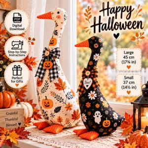 以下が含まれることがあります： ハロウィーン用の布製ガチョウの置物2体。大きい白いガチョウはオレンジ色のカボチャと秋の葉の柄で、黒と白のギンガムチェックのリボンが付いています。小さい黒いガチョウは白いデイジー、お化け、カボチャの柄で、オレンジ色のチェックのリボンとハートのタグが付いています。