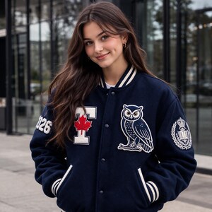 Chaqueta universitaria para mujer con bordado personalizado y parche con letras – Chaqueta universitaria azul marino