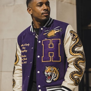Chaqueta universitaria morada personalizada con logotipos bordados y parches de chenilla – Mangas de lana y cuero