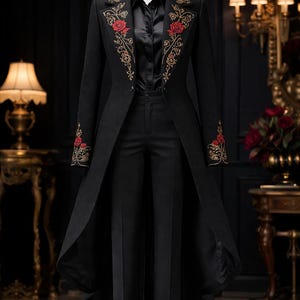 Luxus-Frauen-Gothic-Schwarz-Frack mit roter Rose und Goldstickerei - Hochzeit & formeller Mantel