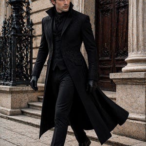 Könnte beinhalten: Ein schwarzer langer Mantel mit aufwendiger Stickerei, getragen über einer passenden Weste und Hose. Das Ensemble umfasst ein hochgeschlossenes Hemd und schwarze Lederhandschuhe. Abgerundet wird das Outfit durch schwarze Lederschuhe, die eine anspruchsvolle, gotische Ästhetik schaffen.
