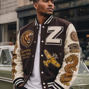 Chaqueta universitaria personalizada para hombre: mangas de cuero con parches de chenilla y logotipos bordados.