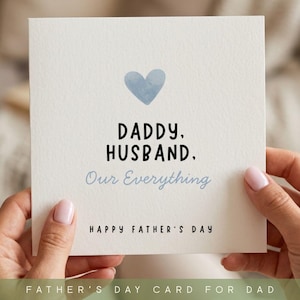 Peut inclure: Une carte de vœux carrée blanche avec un cœur bleu clair à l'aquarelle en haut. Le texte indique DADDY, HUSBAND, Our Everything en noir et bleu, suivi des mots HAPPY FATHER'S DAY en lettres capitales noires sur la partie inférieure.