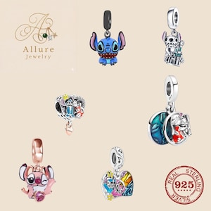 Op de afbeelding: Collectie zilveren bedels met het personage Stitch uit Lilo & Stitch. De bedels tonen Stitch in verschillende poses, een kasteel en een hartvormig ontwerp. De bedels zijn gemaakt van 925 sterling zilver.