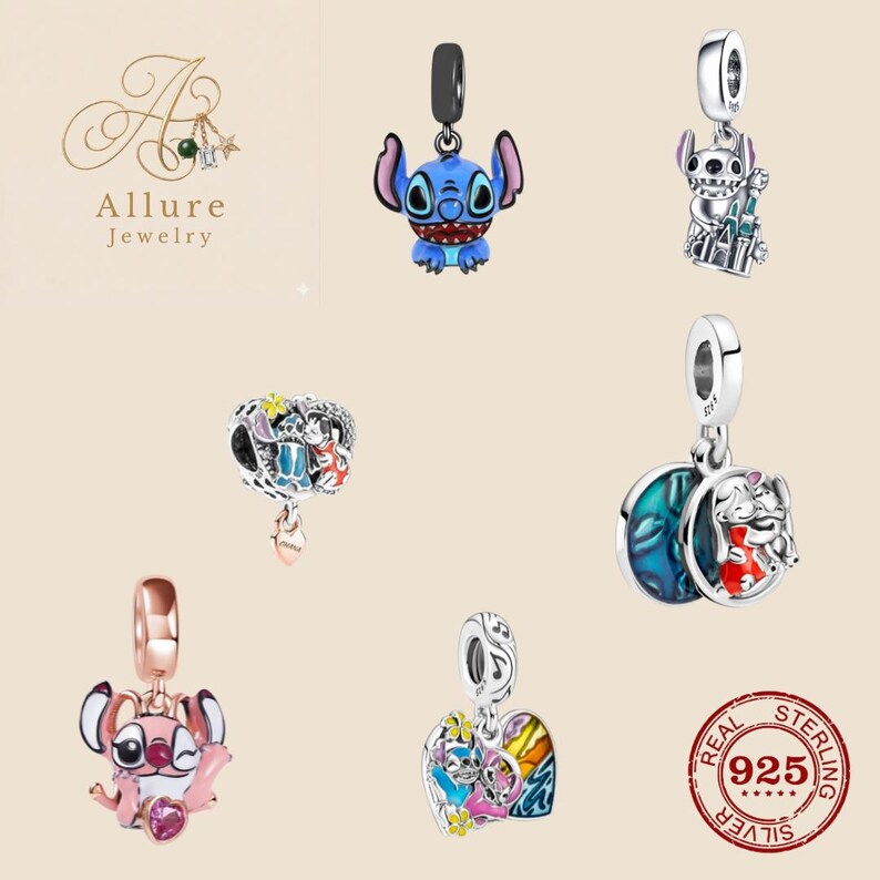 Op de afbeelding: Collectie zilveren bedels met het personage Stitch uit Lilo & Stitch. De bedels tonen Stitch in verschillende poses, een kasteel en een hartvormig ontwerp. De bedels zijn gemaakt van 925 sterling zilver.