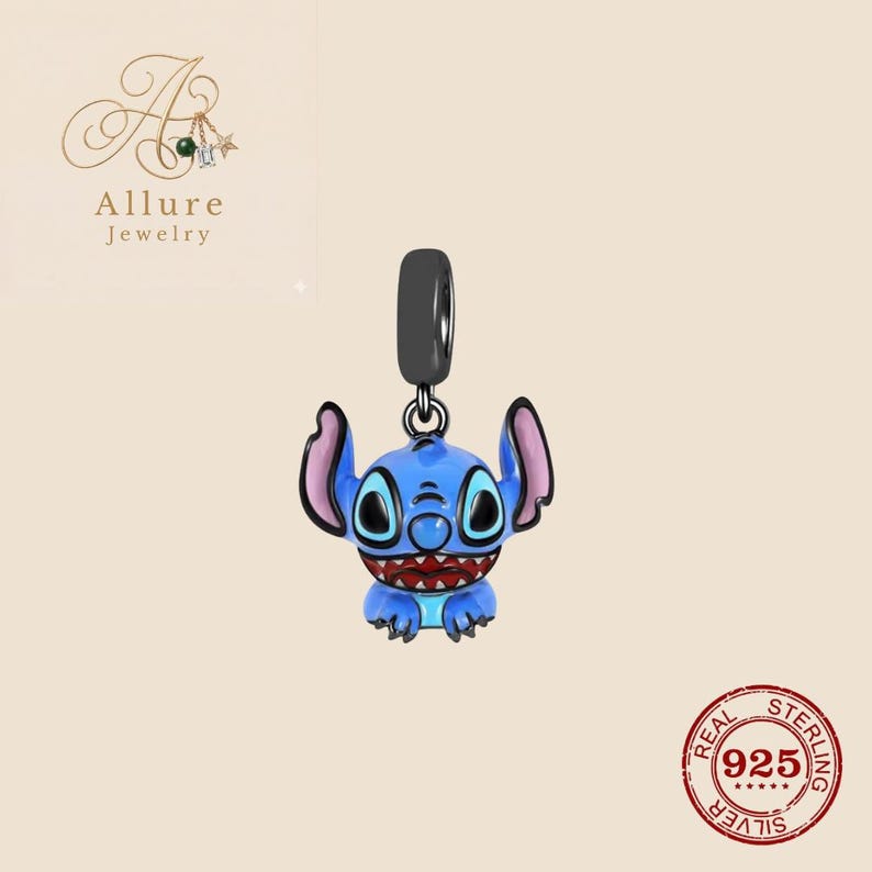 Op de afbeelding: Een blauwe emaille bedel met het personage Stitch uit Lilo & Stitch. De bedel heeft een zwarte bovenste lus en is gemarkeerd met "925 Sterling" op een rode zegel. De bedel is van Allure Jewelry.