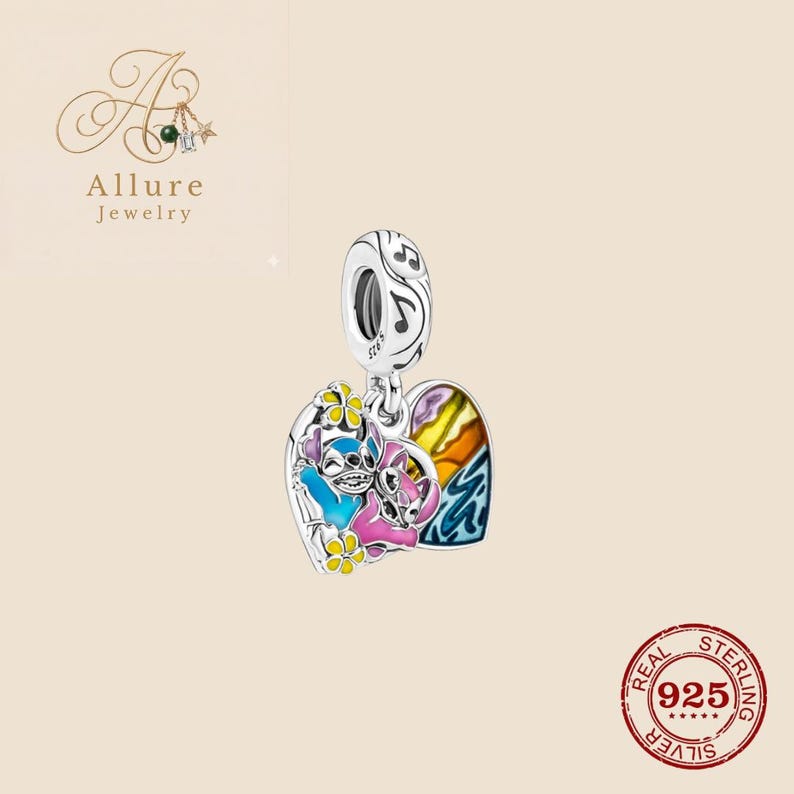Op de afbeelding: Een zilveren bedel met Stitch en Angel uit Lilo & Stitch, in de vorm van een hart. De bedel heeft een muzieknotenontwerp en kleurrijke accenten. De bedel is gemarkeerd met "925" en "Real Sterling Silver".