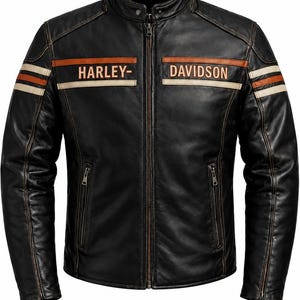 Puede incluir: Una chaqueta de cuero negro con cuello mao, cremallera frontal completa y dos bolsillos laterales con cremallera. El pecho muestra el texto HARLEY-DAVIDSON en naranja, flanqueado por rayas horizontales en naranja y crema en el pecho y las mangas.
