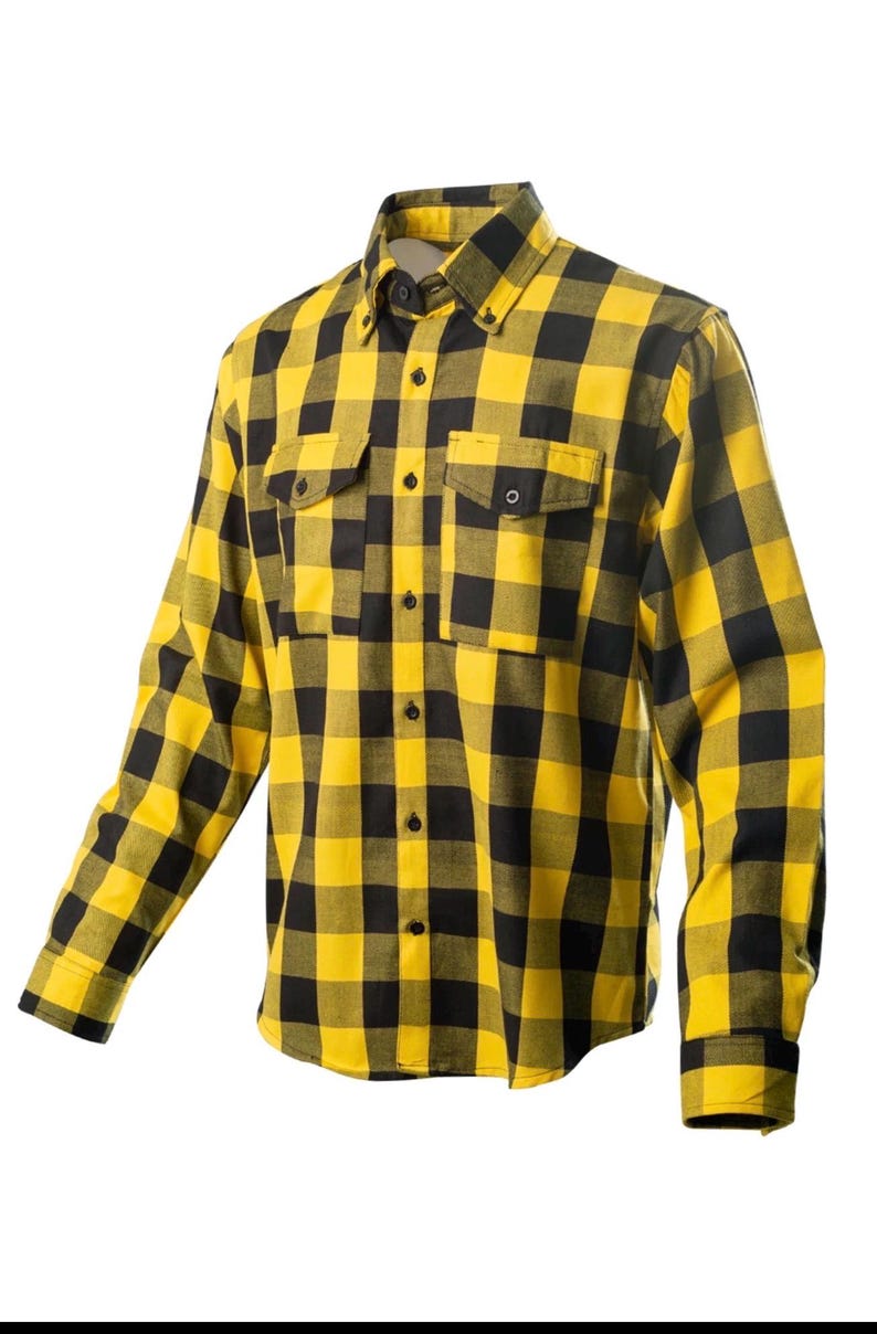 Op de afbeelding: Geel en zwart geruit overhemd met twee borstzakken. Het shirt met lange mouwen heeft een klassieke kraag en zwarte knopen. De stof heeft een opvallend ruitpatroon, perfect voor vrijetijdskleding.