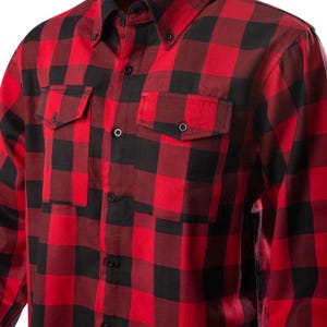 Op de afbeelding: Een rood-zwart geruit overhemd met een button-down kraag en twee borstzakken. Het overhemd heeft een klassiek houthakkerspatroon, met grote, gelijkmatig verdeelde vierkanten van rood en zwart. Het heeft knoopsluitingen.
