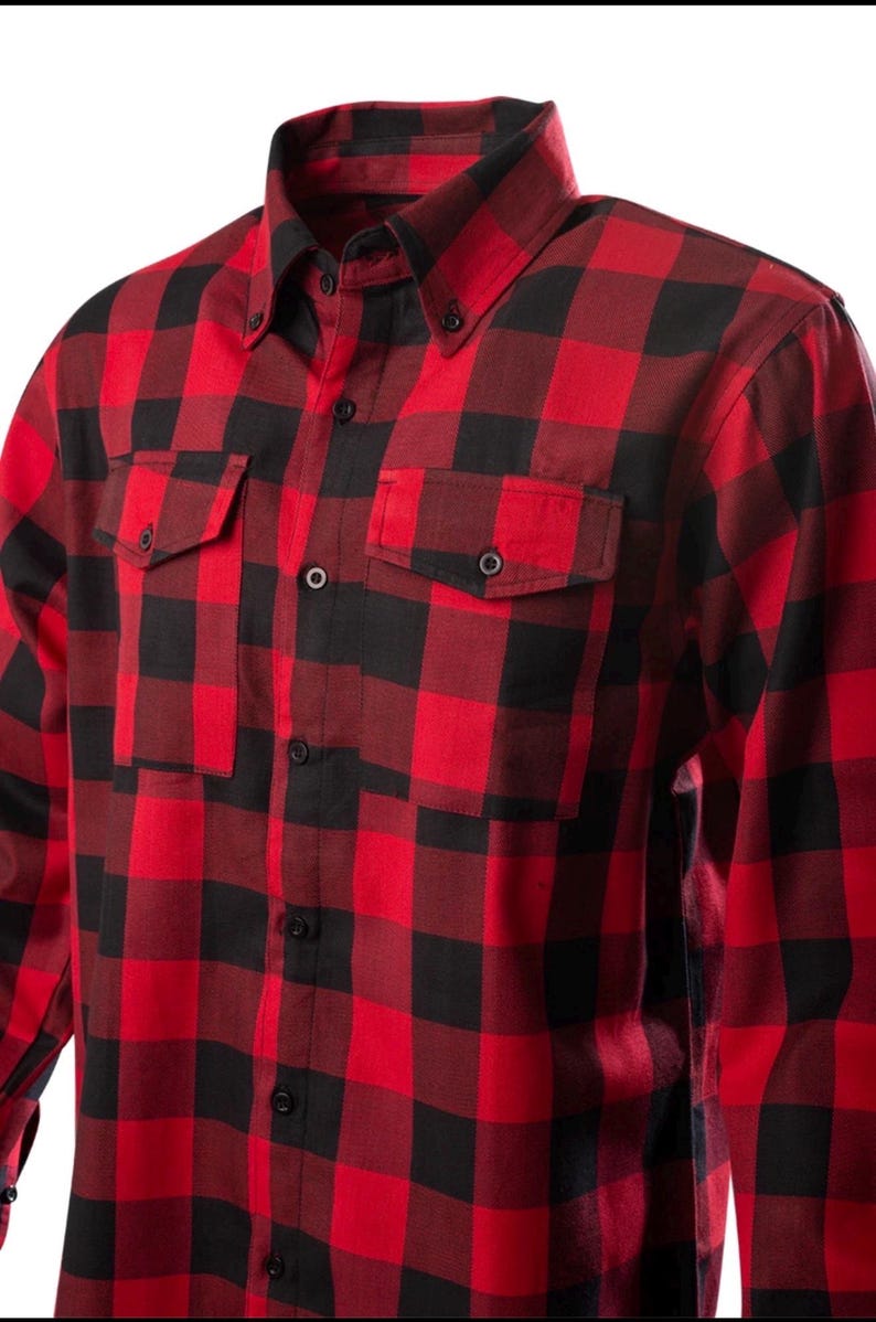 Op de afbeelding: Een rood-zwart geruit overhemd met een button-down kraag en twee borstzakken. Het overhemd heeft een klassiek houthakkerspatroon, met grote, gelijkmatig verdeelde vierkanten van rood en zwart. Het heeft knoopsluitingen.
