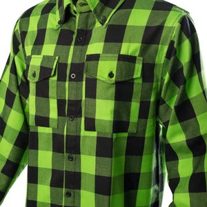 Op de afbeelding: Een groen en zwart geruit overhemd met een button-down kraag en twee borstzakken. Het overhemd heeft lange mouwen en zwarte knopen. De stof is een heldergroen en zwart ruitpatroon.