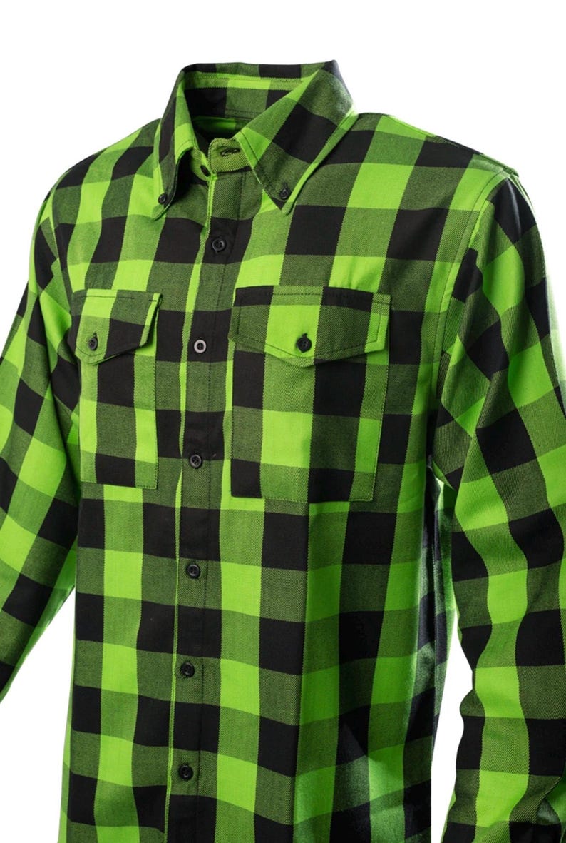 Op de afbeelding: Een groen en zwart geruit overhemd met een button-down kraag en twee borstzakken. Het overhemd heeft lange mouwen en zwarte knopen. De stof is een heldergroen en zwart ruitpatroon.