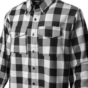 Op de afbeelding: Zwart-wit geruit overhemd met twee borstzakken. Het shirt met lange mouwen heeft een klassieke kraag en manchetten met knopen. Het patroon is een grote, gedurfde ruit.