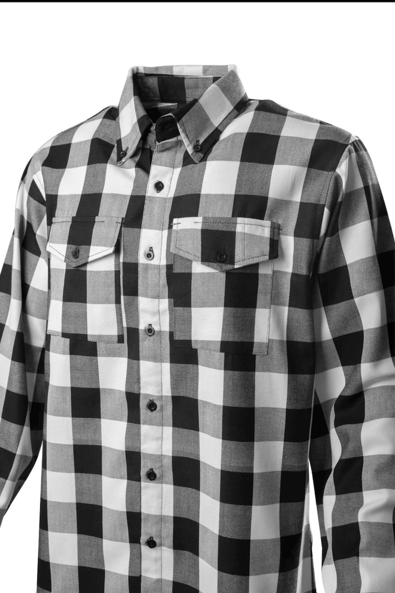 Op de afbeelding: Zwart-wit geruit overhemd met twee borstzakken. Het shirt met lange mouwen heeft een klassieke kraag en manchetten met knopen. Het patroon is een grote, gedurfde ruit.