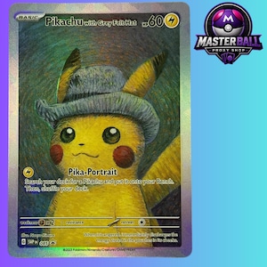 Op de afbeelding: Een holografische Pokémon-kaart met Pikachu met een grijze vilten hoed. De kaart heeft de tekst "Pikachu with Grey Felt Hat" en "Pika-Portrait". Het logo van Master Ball Proxy Shop is ook zichtbaar.