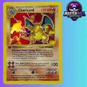 Peut inclure: Carte Pokémon Charizard avec bordure jaune. Illustration dorée de Charizard avec flammes rouges et oranges. Texte de la carte : "120 HP" et détails de l'attaque "Fire Spin". La carte mesure 170 cm de long et pèse 91 kg.