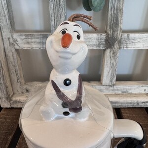 Rae Dunn Artisan Kollektion von Magenta OLAF von FROZEN Deckelbecher Bild 2