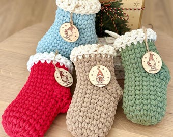 Calza di Natale all'uncinetto fatta a mano | Calza di Babbo Natale da riempire | Decorazione natalizia per camino fatta a mano | Calza all'uncinetto con biglietto di auguri personalizzato