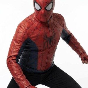 K&ouml;nnte beinhalten: Ein rot-blaues Spider-Man-Kost&uuml;m, einschlie&szlig;lich einer Vollmaske und einer Jacke mit einem Spinnenemblem. Die Jacke hat einen Rei&szlig;verschluss und wird mit einer schwarzen Hose kombiniert. Das Kost&uuml;m ist dem Superhelden nachempfunden.