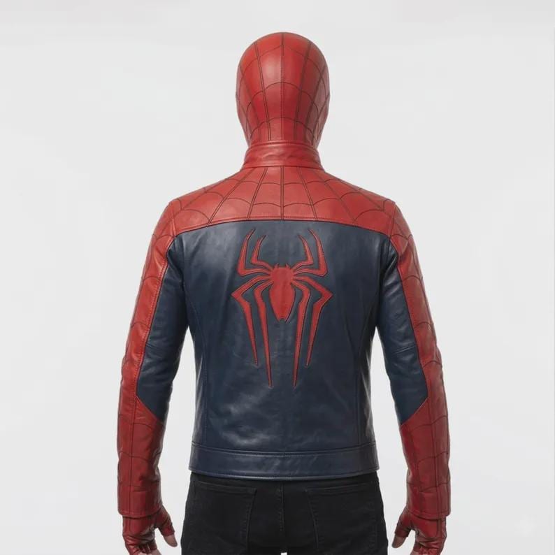 K&ouml;nnte beinhalten: Rote und marineblaue Lederjacke mit einem Spinnenemblem auf dem R&uuml;cken. Die Jacke hat eine Kapuze und Handschuhe mit einem spinnennetzartigen Muster auf den Schultern. Das Design ist von einem Superheldenkost&uuml;m inspiriert.