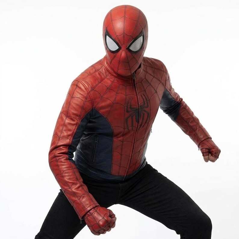 K&ouml;nnte beinhalten: Ein rot-blaues Spider-Man-Kost&uuml;m, einschlie&szlig;lich einer Vollmaske und einer Jacke mit einem Spinnenemblem. Die Jacke hat einen Rei&szlig;verschluss und wird mit einer schwarzen Hose kombiniert. Das Kost&uuml;m ist dem Superhelden nachempfunden.