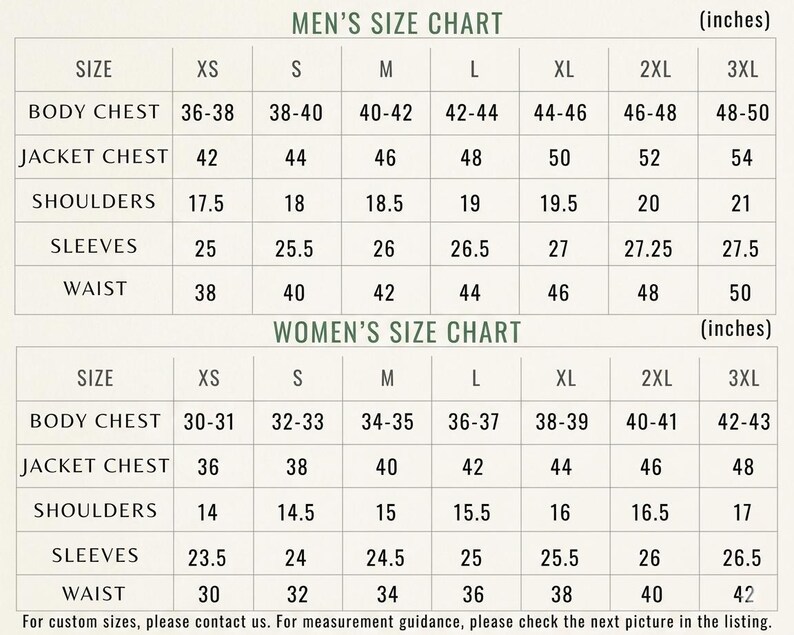 Pu&ograve; includere: Una tabella delle taglie con due sezioni etichettate MEN'S SIZE CHART e WOMEN'S SIZE CHART, entrambe in pollici. Elenca le taglie dalla XS alla 3XL con righe per le misure di torace, giacca, spalle, maniche e vita per ogni categoria.
