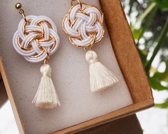 Pendientes de borla Mizuhiki blancos y dorados, joyería minimalista japonesa con nudos, elegante regalo hecho a mano para mujeres, Muku