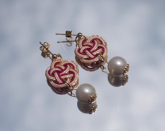 Mizuhiki-Ohrringe mit roten Perlen, japanische Knotenohrringe, handgefertigte Hängeohrringe, elegantes Geschenk für Sie