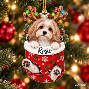 Personlig Cavapoo julgransprydnad, hund i strumpa, anpassad husdjursnamnsprydnad i akryl eller trä, present till Cavapoo-ägare, present till hundmamma