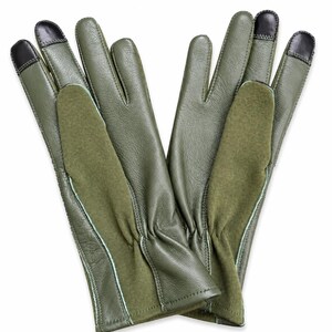 Könnte beinhalten: Ein Paar olivgrüne Handschuhe aus einer Kombination von glattem Leder und strukturierten Stoffeinsätzen. Die Handschuhe haben schwarze Lederspitzen an Zeigefingern und Daumen sowie geraffte Details an den Handgelenken und helle Paspelierungen.
