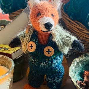 Zorro de peluche tejido a mano Auri – Lindo juguete de zorro amigurumi, suave peluche, decoración infantil con temática de bosque, regalo único para niños y adultos.