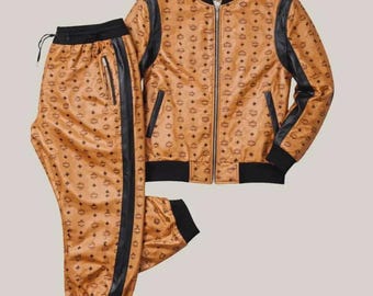 Conjunto de Jaqueta e Calça de Couro Estilo MCM Masculino Preto e Marrom - Jaqueta Bomber com Zíper