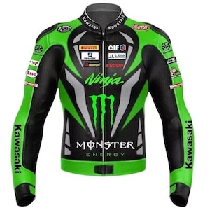 Könnte beinhalten: Eine schwarze und grüne Kawasaki Ninja Motorrad-Rennjacke. Die Jacke hat das Monster Energy-Logo, Sponsorenlogos und das Wort "Ninja" in Grün. Die Jacke hat einen Reißverschluss und ist aus Leder.