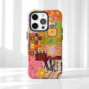 Könnte beinhalten: Eine Smartphone-Hülle mit einem lebendigen, mehrfarbigen Patchwork-Design. Das Muster umfasst einen zentralen Apfel, eine strahlende Sonne, verschiedene Blumenmotive, geometrische Quadrate, Sterne und eine stilisierte Darstellung von Beinen.