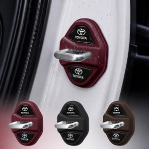 Pode incluir: Cobertura de fechadura de porta de carro bordô com o logotipo da Toyota em branco. A cobertura tem uma trava prateada e dois botões pretos com o logotipo e o texto da Toyota. Coberturas adicionais em preto e marrom também são mostradas.