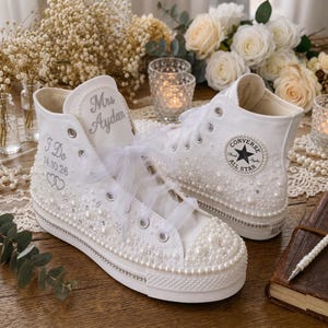 Pärlfärgade Converse-brudsneakers, specialdesignade bröllopsskor, handgjorda platå-Converse, eleganta brudsneakers, personliga brudsneakers
