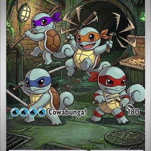 Può includere: Una carta collezionabile intitolata Teenage Mutant Ninja Squirtles con 200 HP, che mostra quattro tartarughe azzurre in un ambiente fognario. Ognuna indossa una maschera colorata e un'arma, con il testo Cowabunga! e 180 stampati sotto.