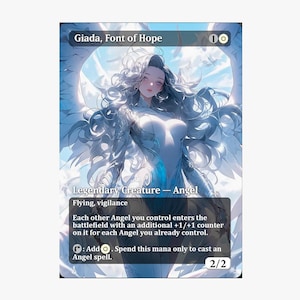 Pode incluir: Uma caneca de cerâmica branca com uma alça preta e o texto "But First, Coffee" em negrito preto. A caneca está sobre um fundo desfocado, destacando seu design simples.