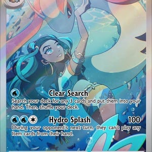 Può includere: Una carta collezionabile Nessa's Milotic che raffigura un personaggio con lunghi capelli verde acqua e un top bianco che nuota sott'acqua con un grande Milotic serpentiforme. La carta mostra il testo Clear Search e Hydro Splash, 140 HP e un simbolo energia acqua.